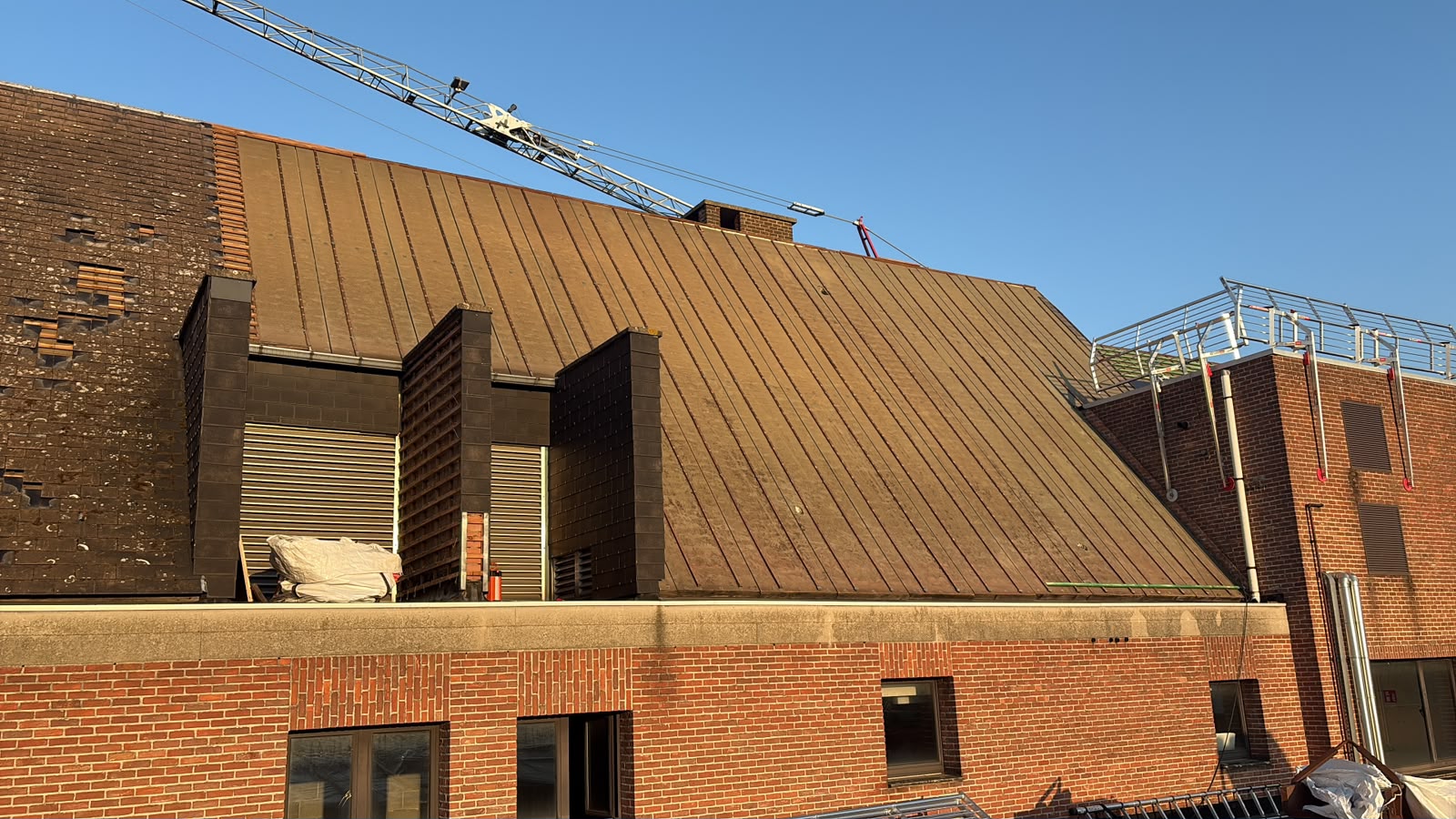 Dakwerken aan een groot gebouw